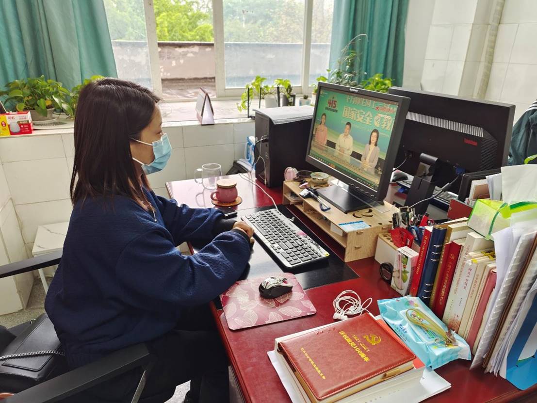 桌子上摆放着广告卡片和电脑中度可信度描述已自动生成